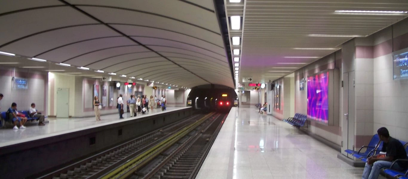 Σε εξέλιξη επιχείρηση απεγκλωβισμού ατόμου από συρμό του Μετρό στην Πανόρμου